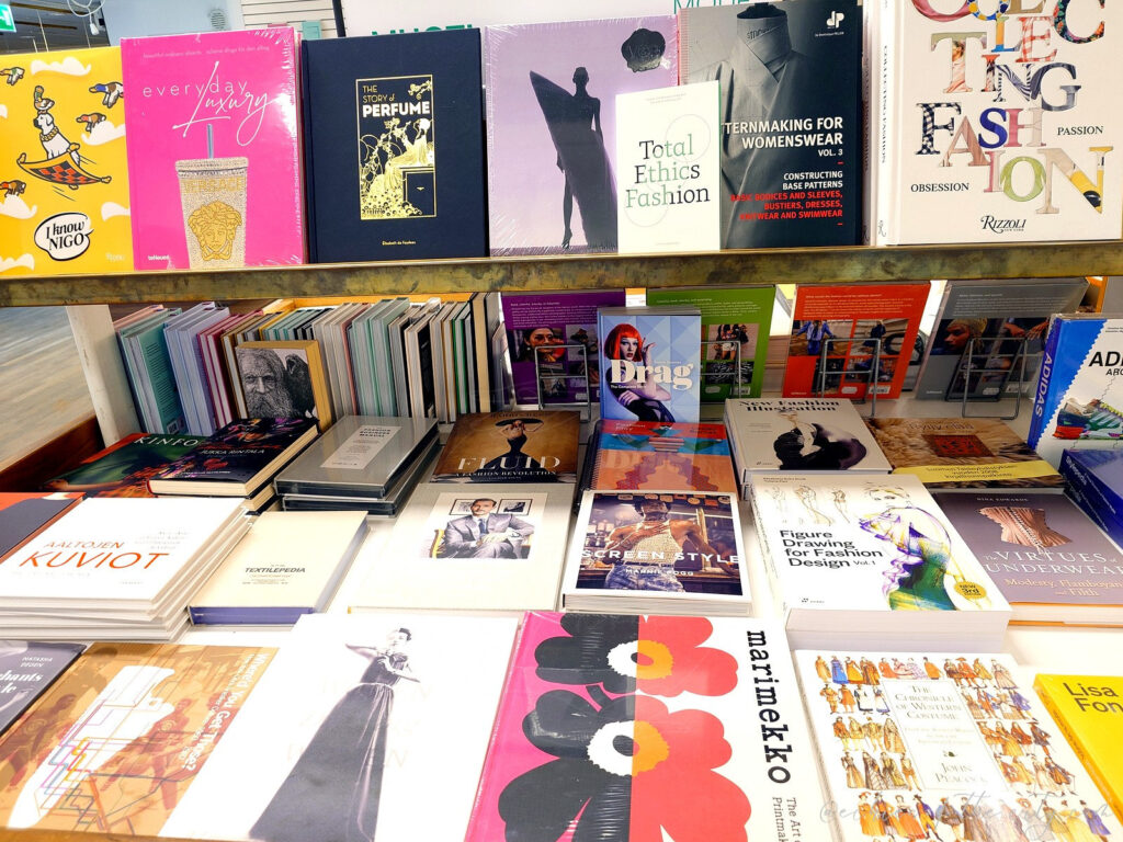 ファッション関連の洋書が並ぶ棚
