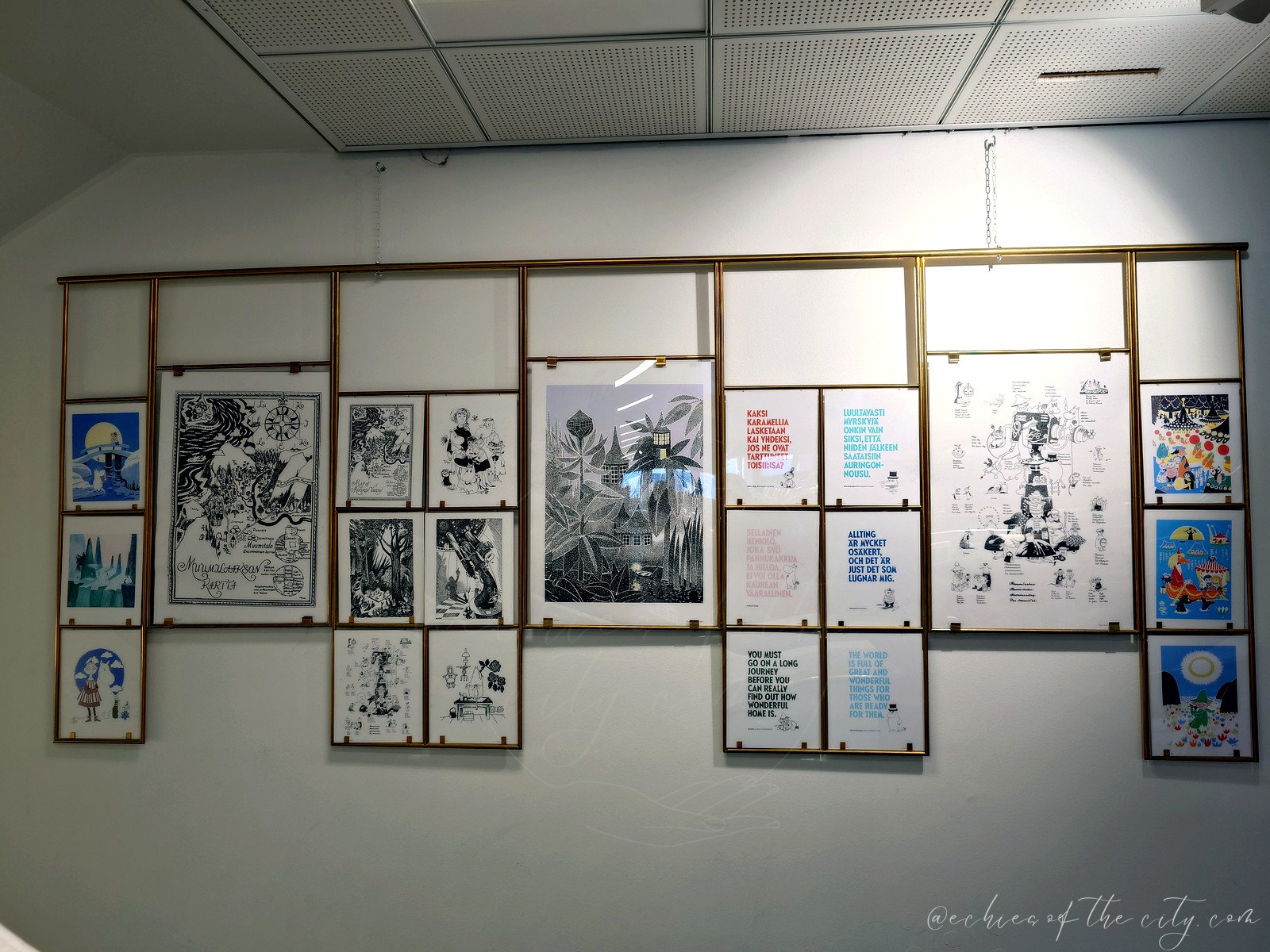壁一面に飾られたイラスト作品の展示