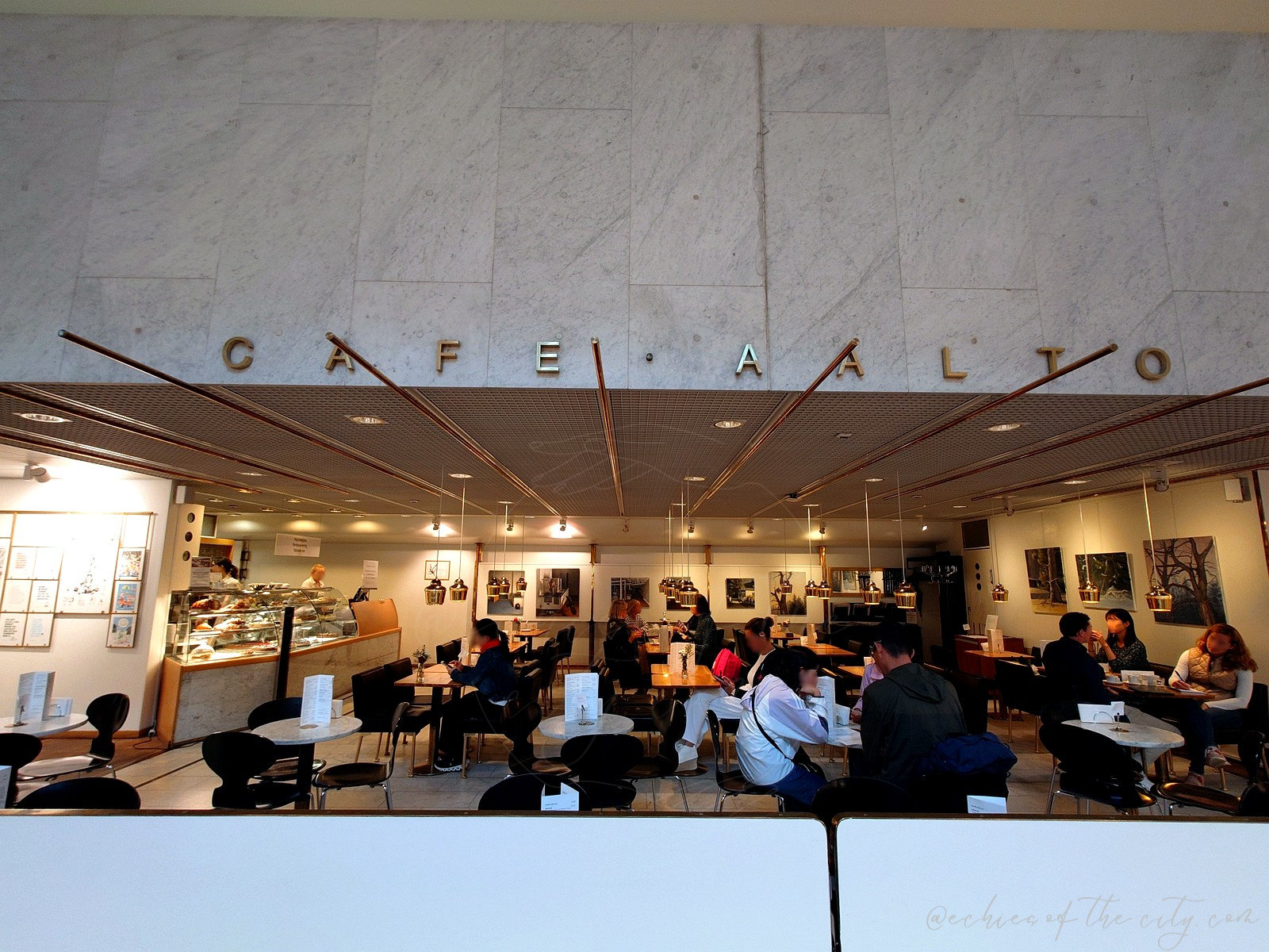 「CAFE AALTO」の看板が掲げられたカフェ・アアルトの入口