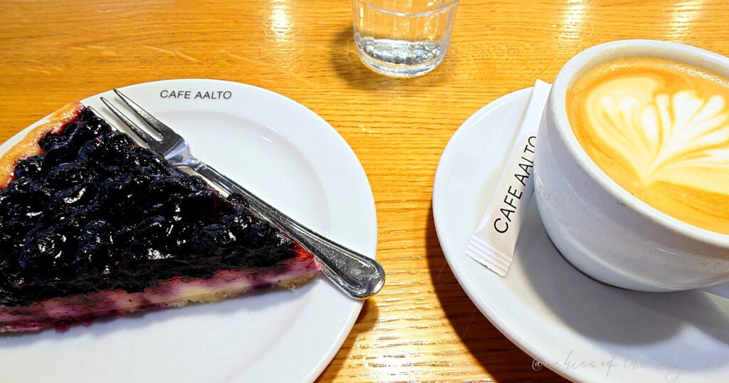 ブルーベリーパイとラテアートのコーヒーが並ぶカフェ・アアルトのテーブル