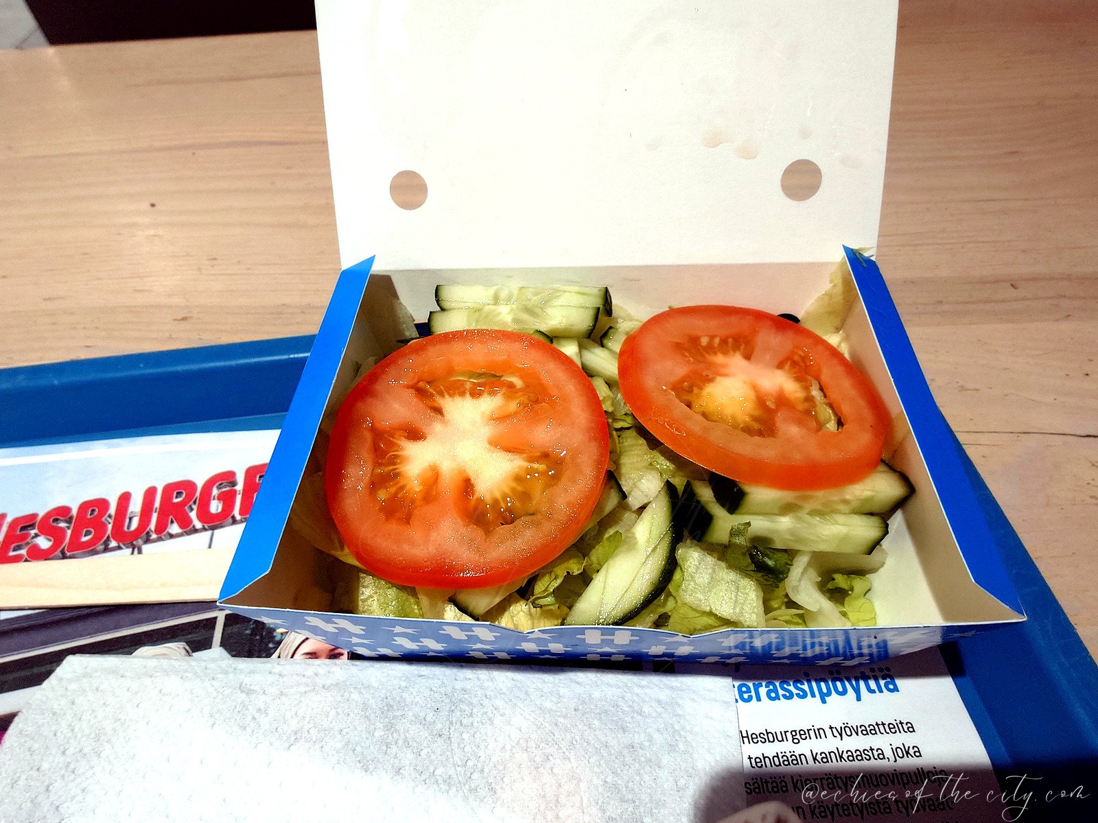 バーガーに添えられたトマトとピクルス