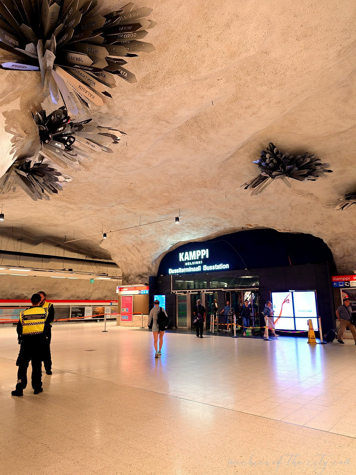 ヘルシンキ・カンッピ駅の、鍾乳石のような装飾が印象的な構内