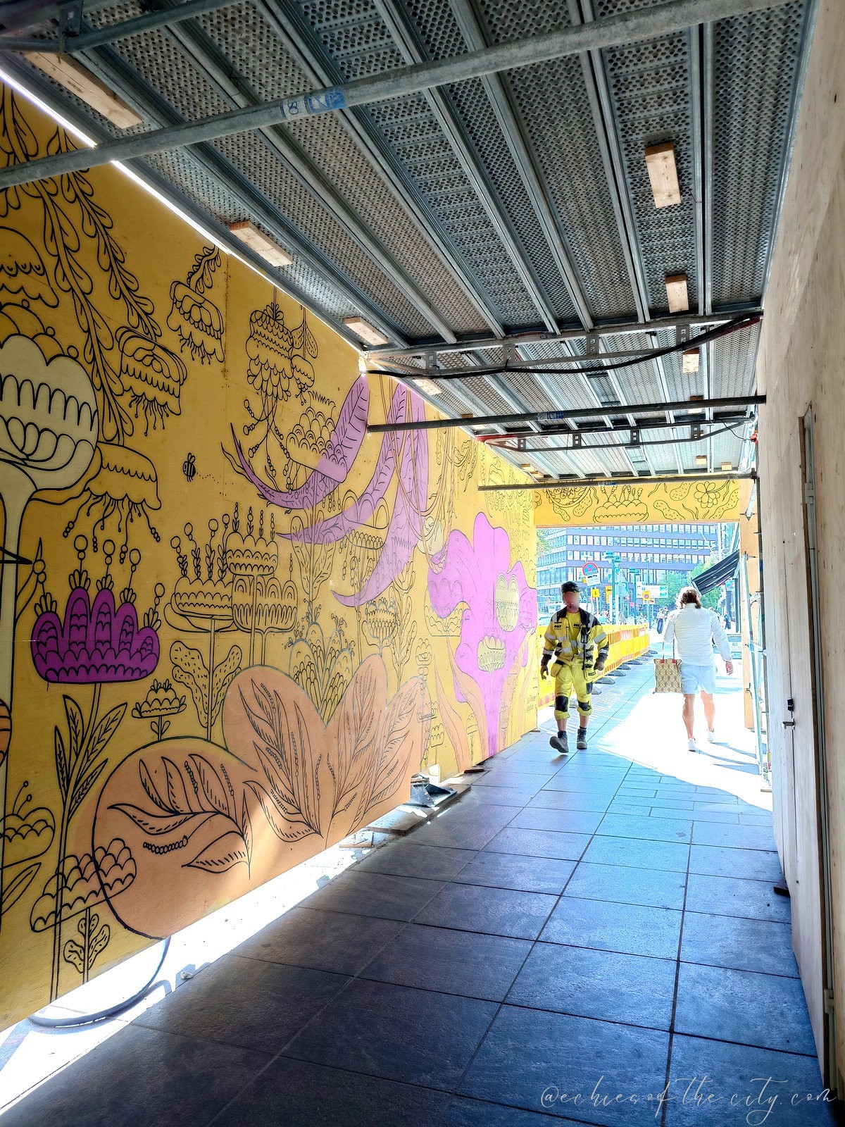 工事現場の歩行者保護シートに描かれた花柄アート