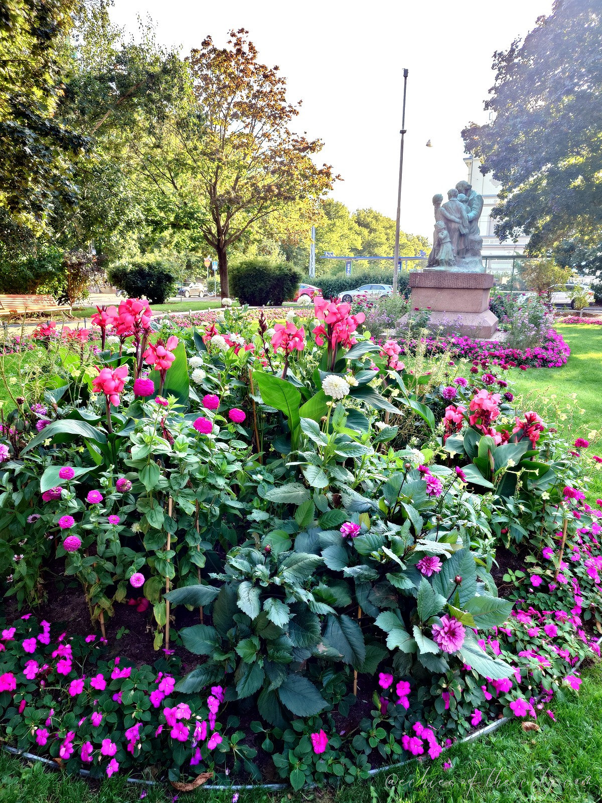 公園の花壇と彫像