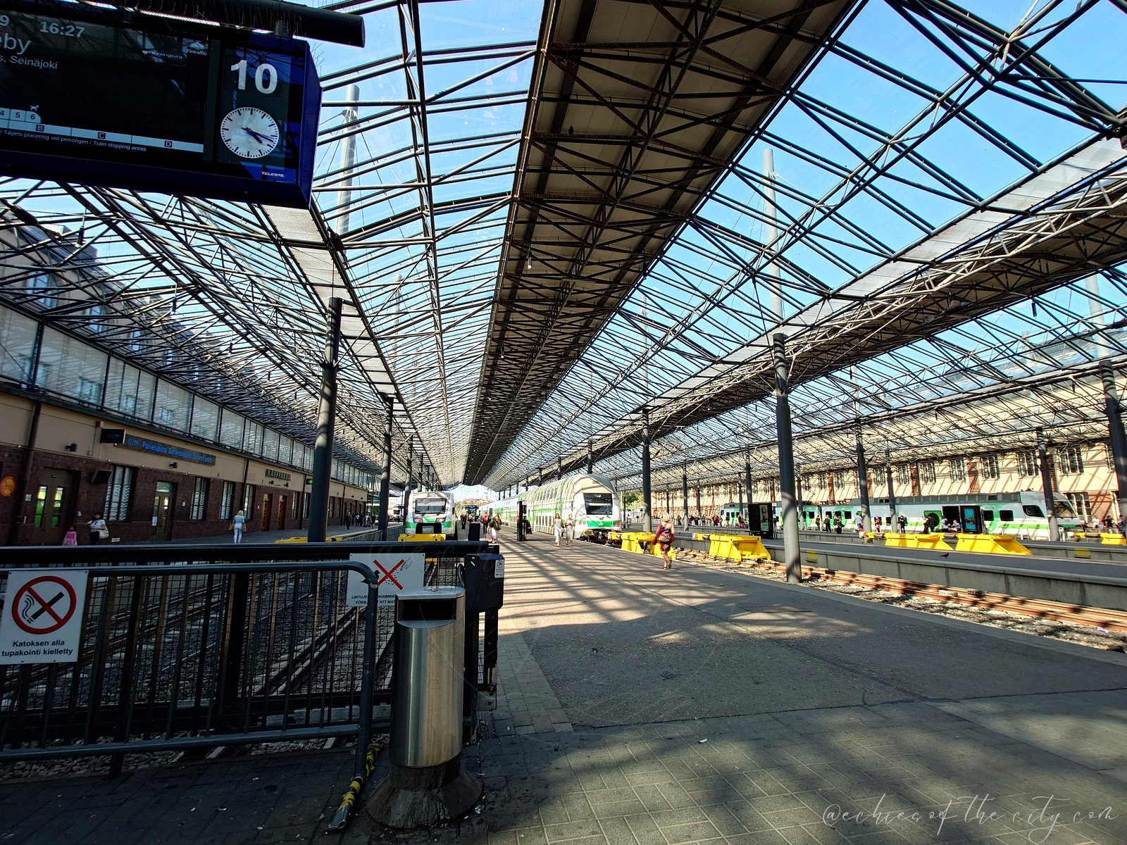 ガラス屋根が印象的なヘルシンキ中央駅のホーム