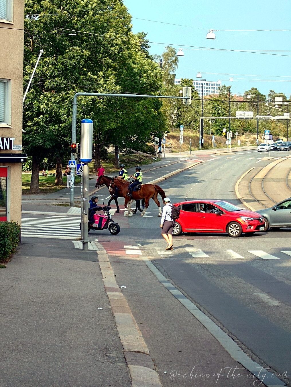 ヘルシンキの街なかを横断する騎馬警察官