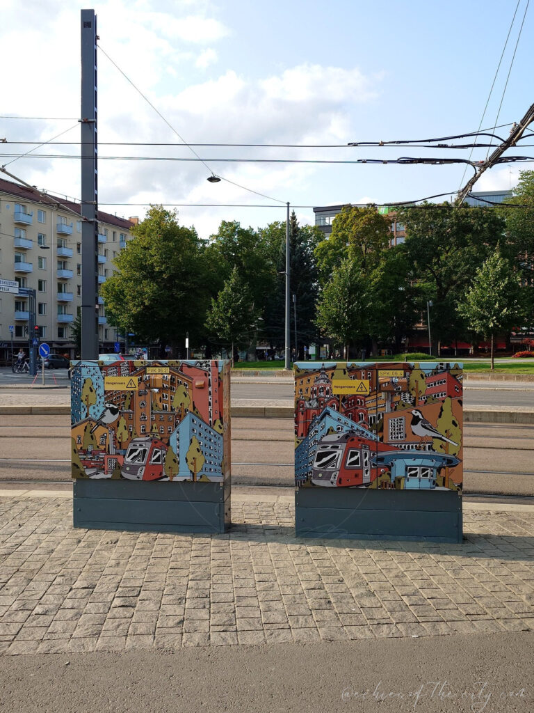 街並みをモチーフにしたカラフルなストリートアートが描かれた電気ボックス、タンペレの路面電車通り沿い