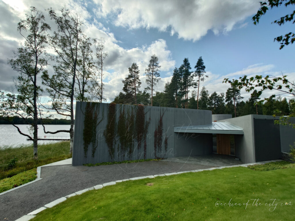 湖畔に建つセルラキウス・アートサウナ