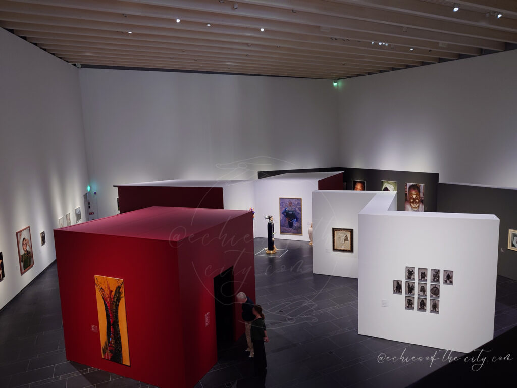 赤い展示ボックスが置かれた現代アートの展示室
