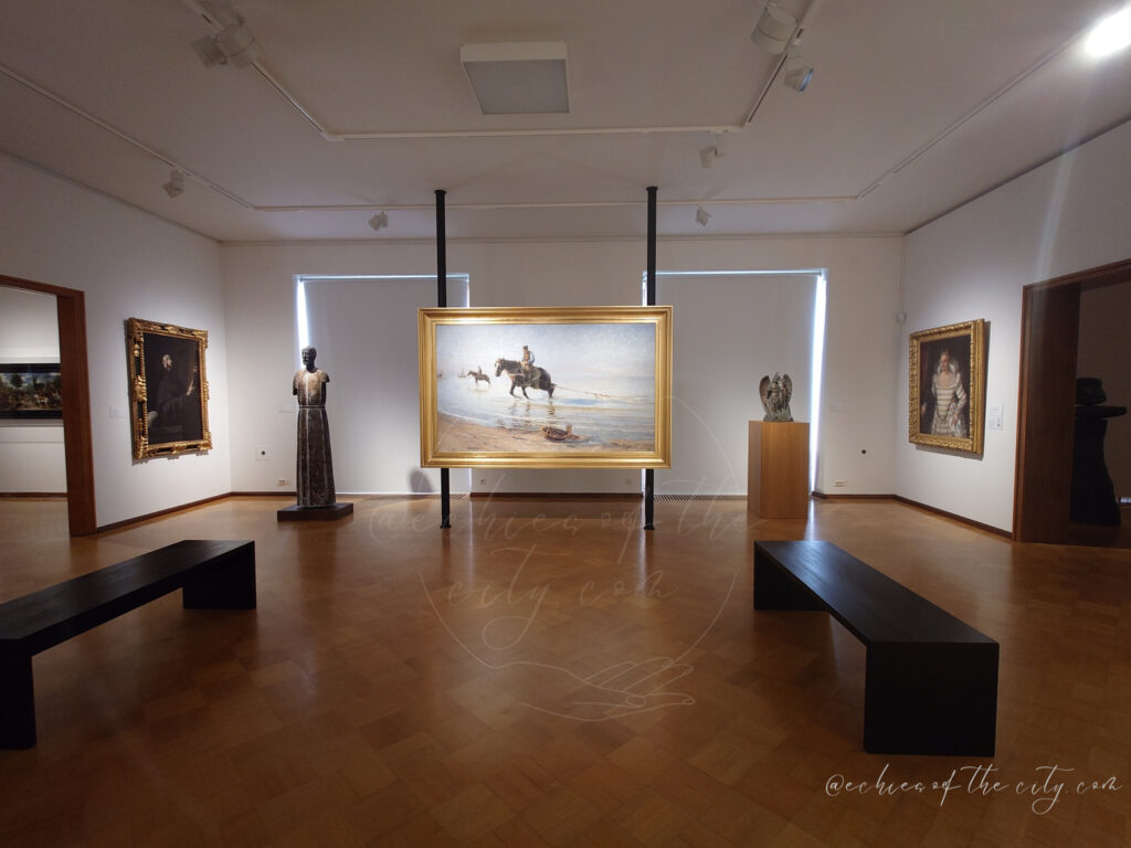 絵画や彫刻が並ぶ邸宅内の展示室