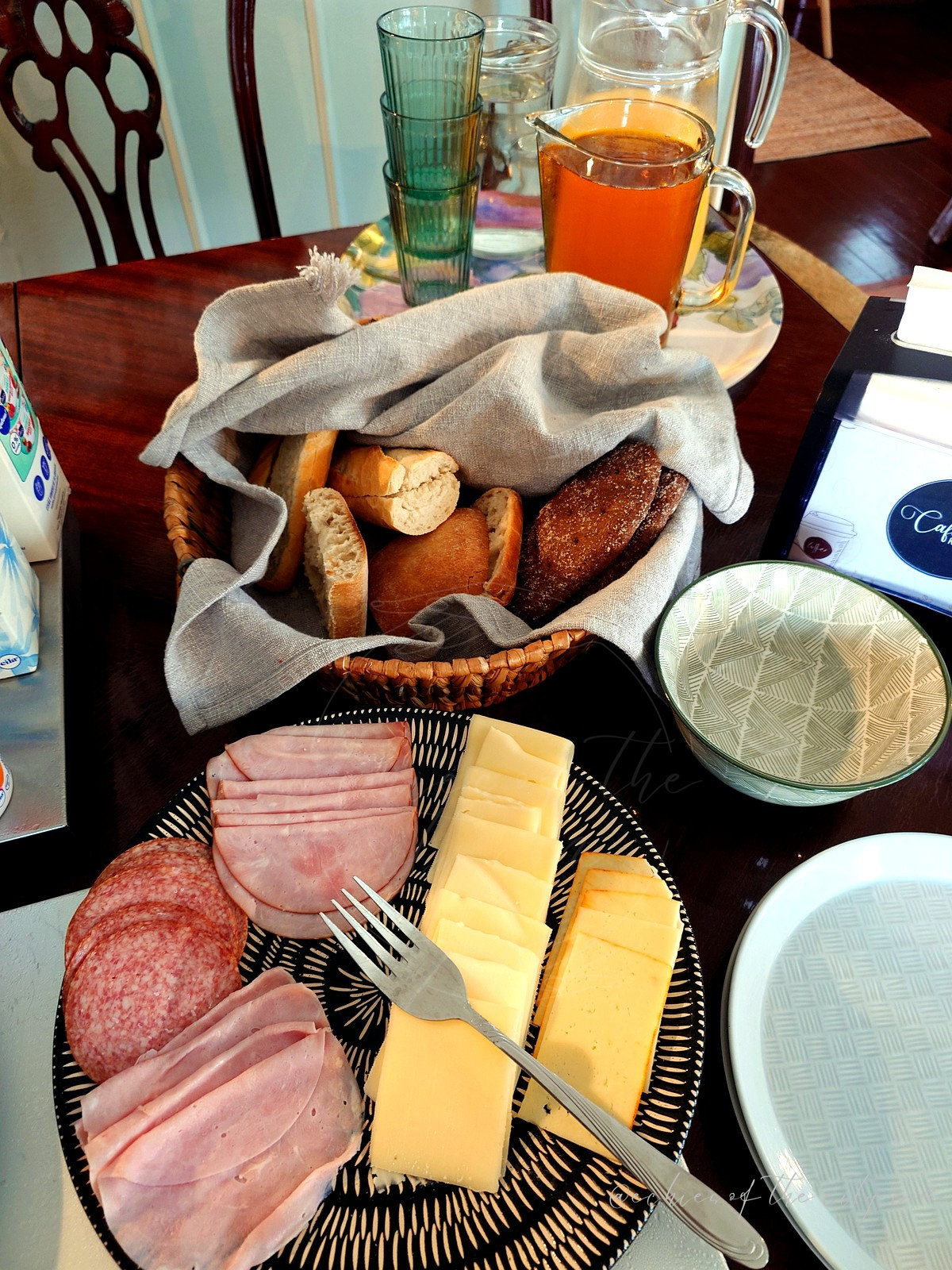 パンとチーズ、ハムが並ぶ朝食